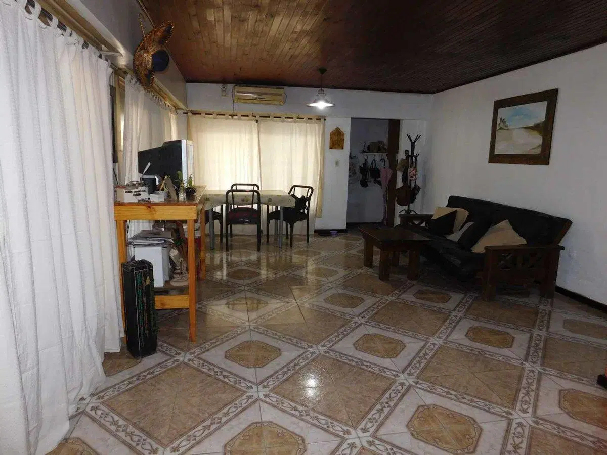 VENTA PH 4 AMB + DEPTO 1 AMB + 2 COCHERAS -CASEROS 3