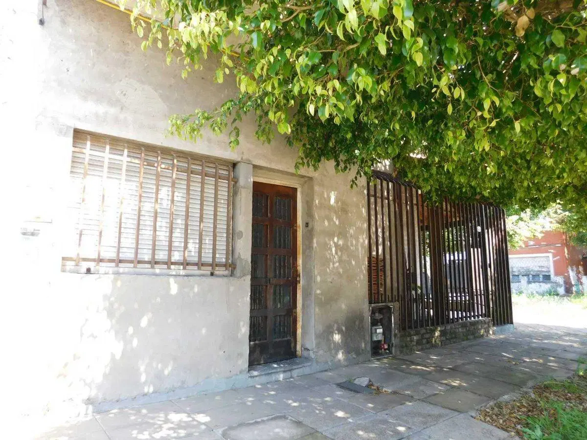 VENTA PH 4 AMB + DEPTO 1 AMB + 2 COCHERAS -CASEROS 4
