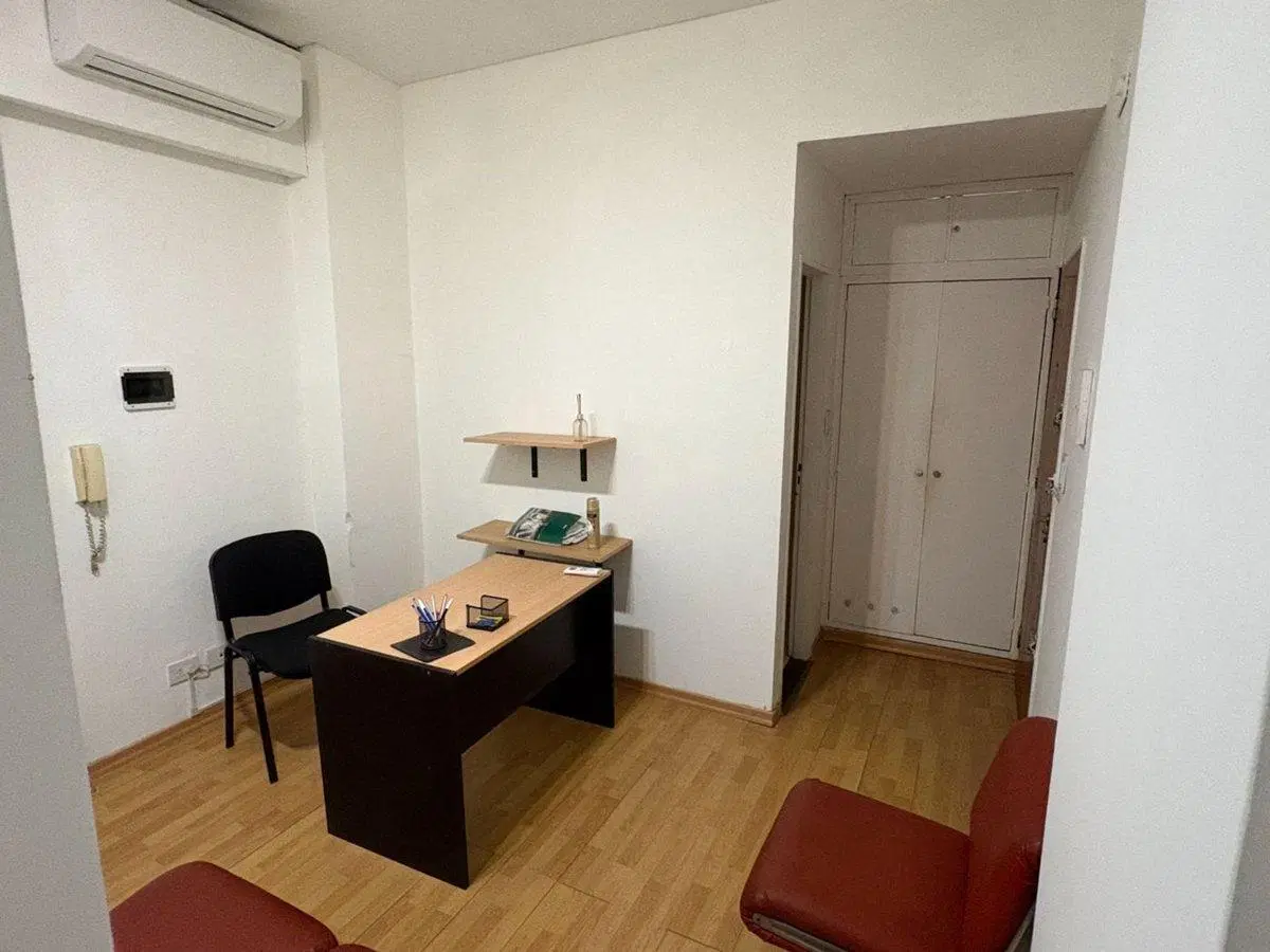 VENTA DE OFICINA CON 2 BOXES - MICROCENTRO 3
