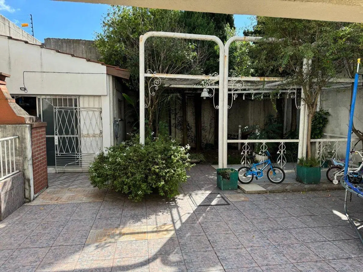 Venta casa de 6 ambientes, cocheras, PERMUTA HAEDO 2