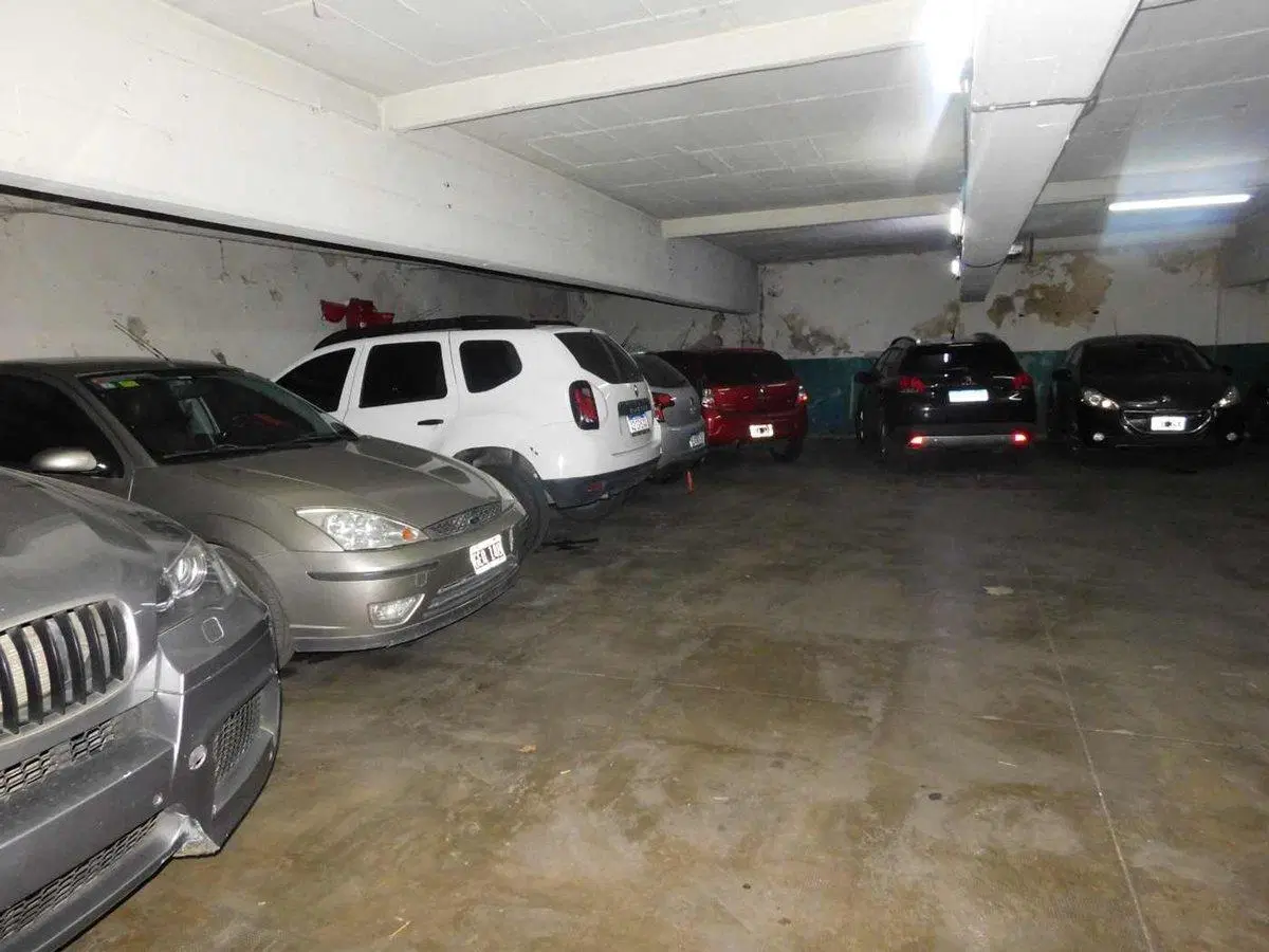 VENTA AMPLIA COCHERA PORTÓN AUTOMÁTICO BALVANERA 5