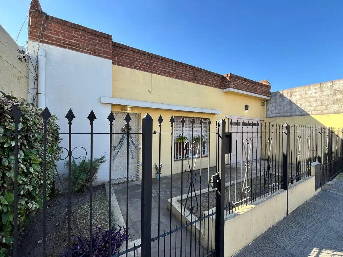 VENTA CASA CON PATIO JARDIN Y COCHERA 2