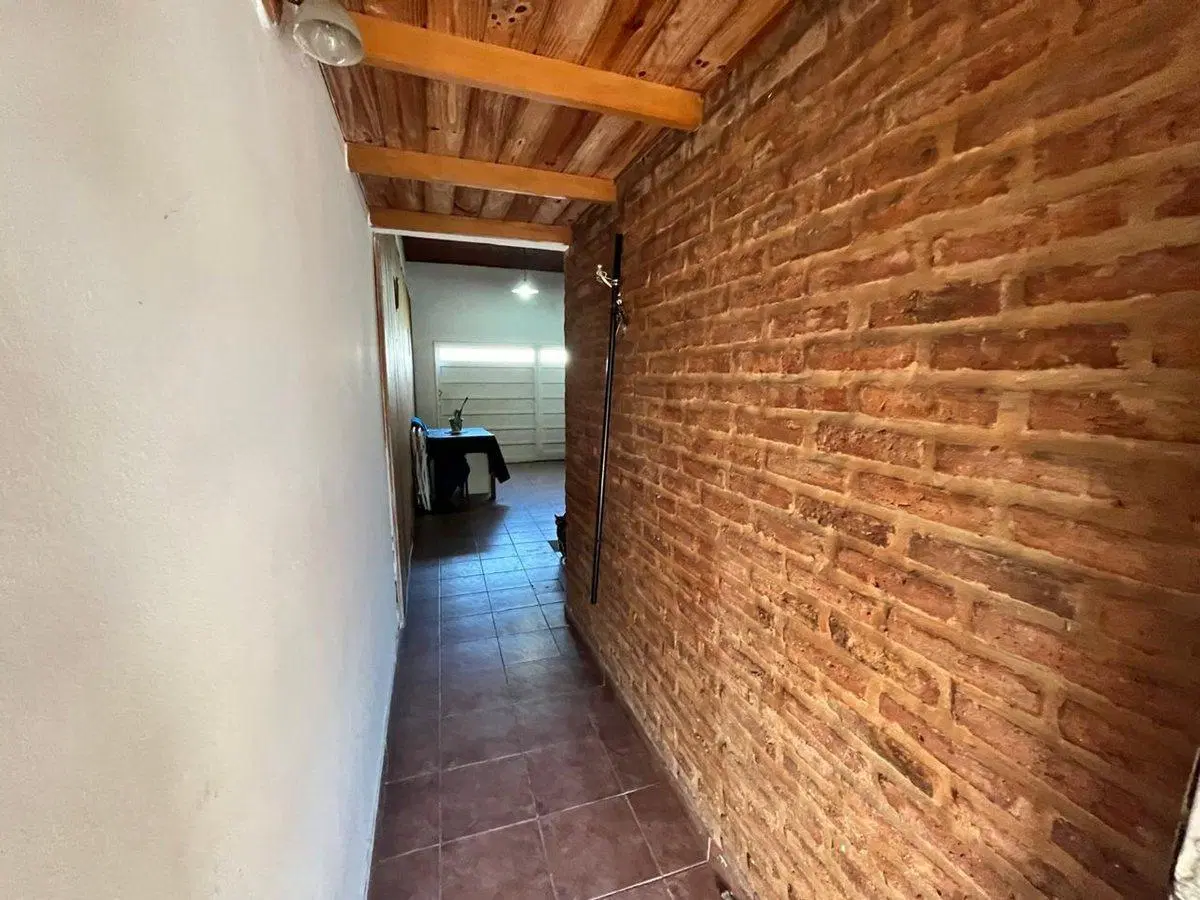 VENTA CASA CON PATIO JARDIN Y COCHERA 8