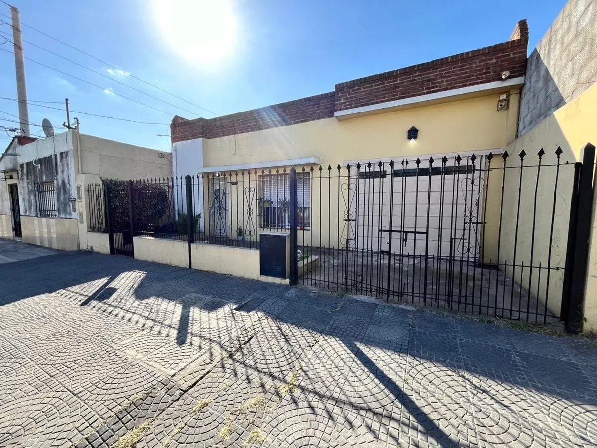 VENTA CASA CON PATIO JARDIN Y COCHERA 3