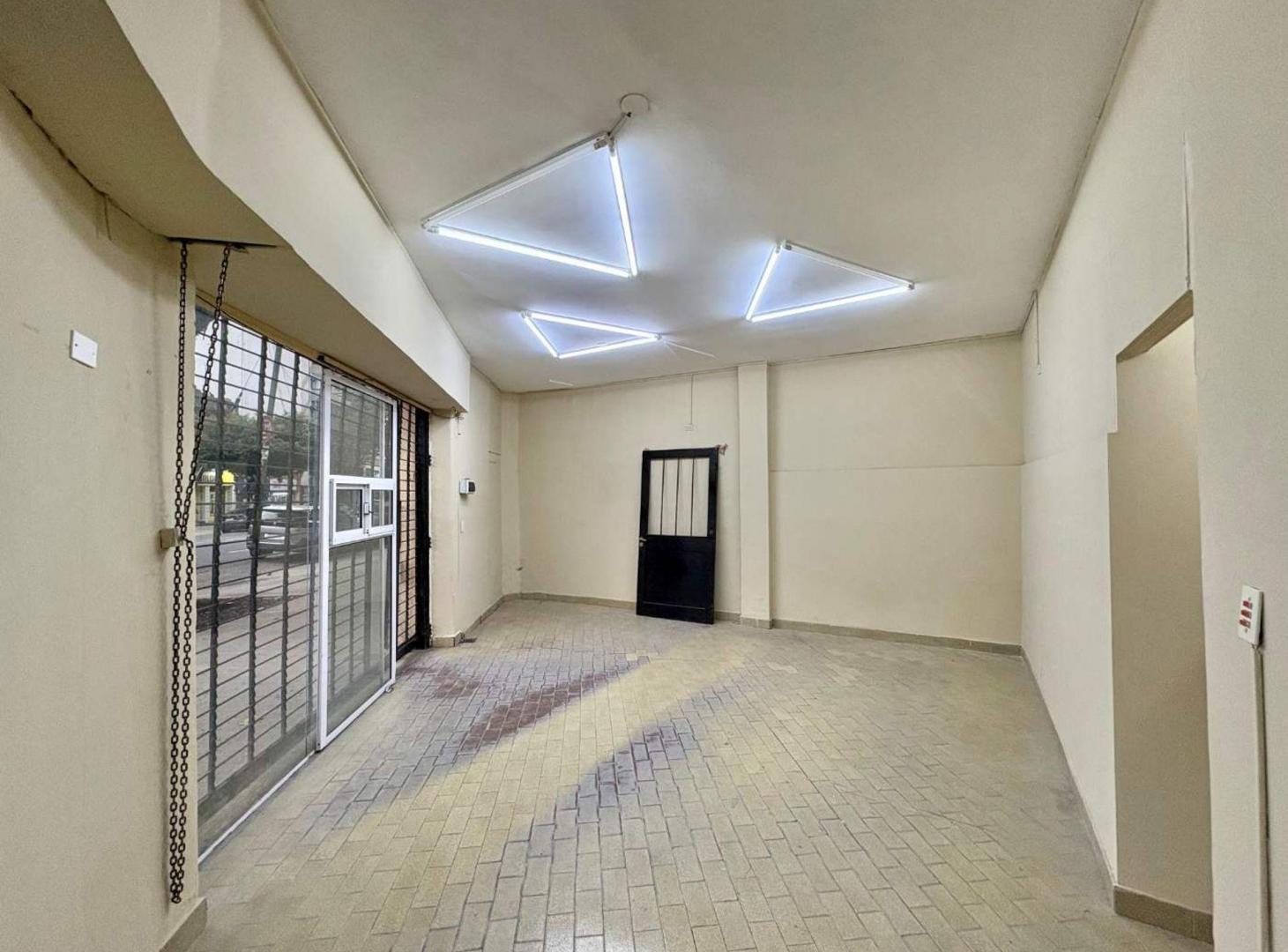 Foto de VENTA LOCAL SOBRE EXCELENTE AVENIDA, imagen 4