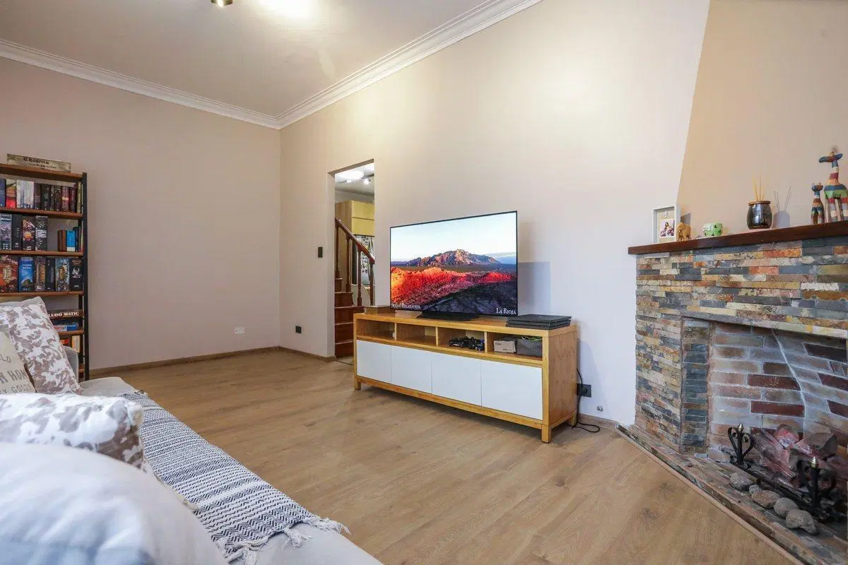 VENTA CASA 4 AMBIENTES C/ JARDIN Y COCH CARAPACHAY 4