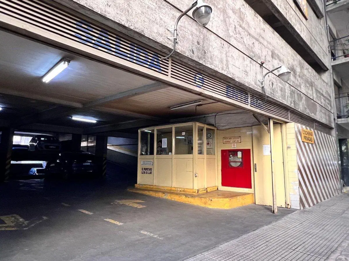 Cochera cubierta en Venta, excelente ubicación 2