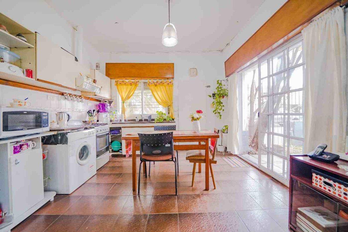 Foto de VENTA CASA CON JARDIN EN CASTELAR APTO CREDITO, imagen 1