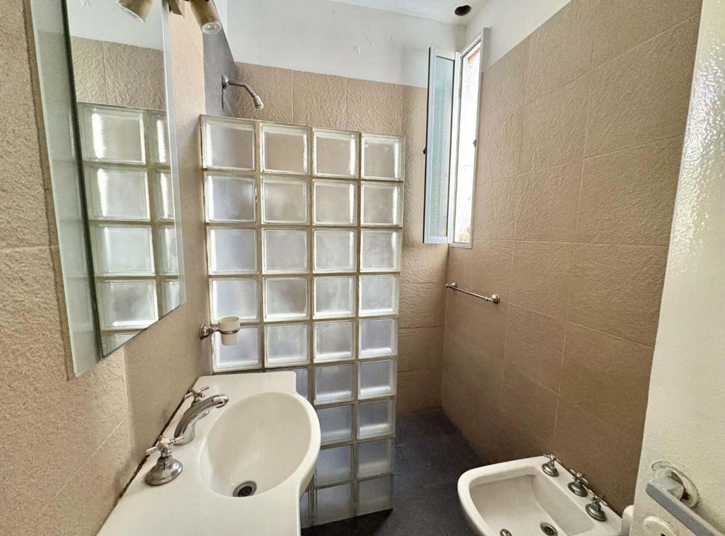 Foto de VENTA 2 AMBIENTES EN BOEDO - 3ER PISO POR ESCALERA, imagen 2