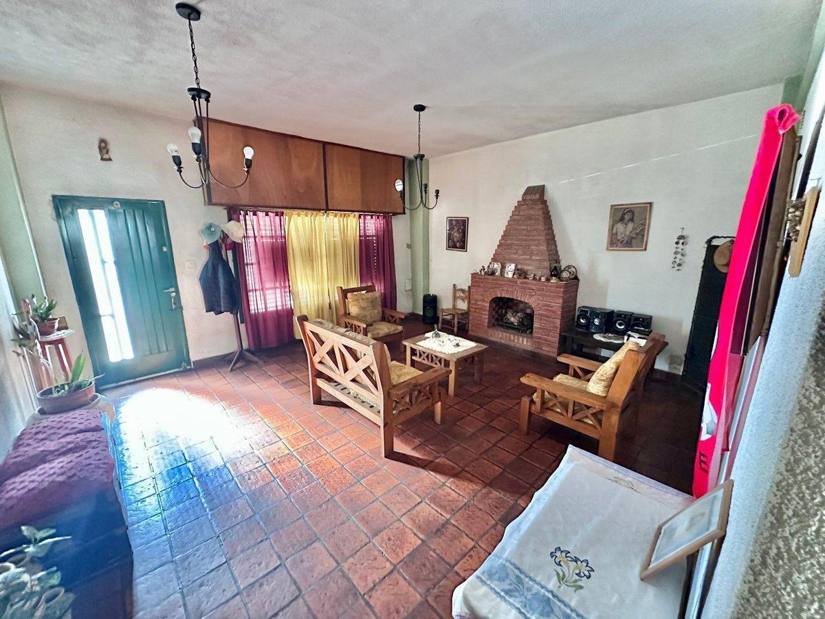 Foto de Venta casa 4 ambientes con quincho jardin y garage, imagen 2