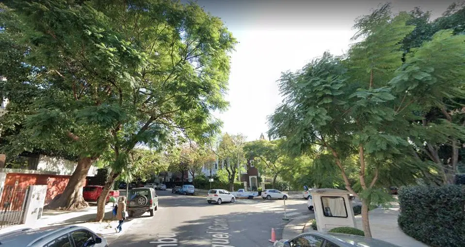 EXCLUSIVA CASA EN BARRIO PARQUE 2