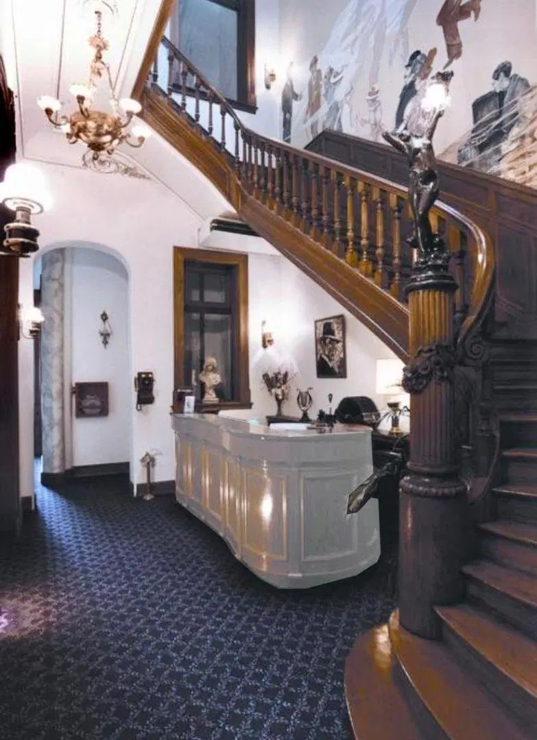 Edificio/hotel con local a la calle - Oportunidad 6