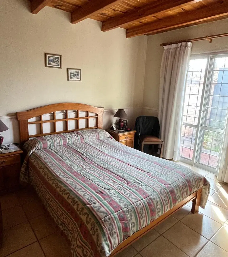 EXCELENTE CASA EN GODOY CRUZ 2