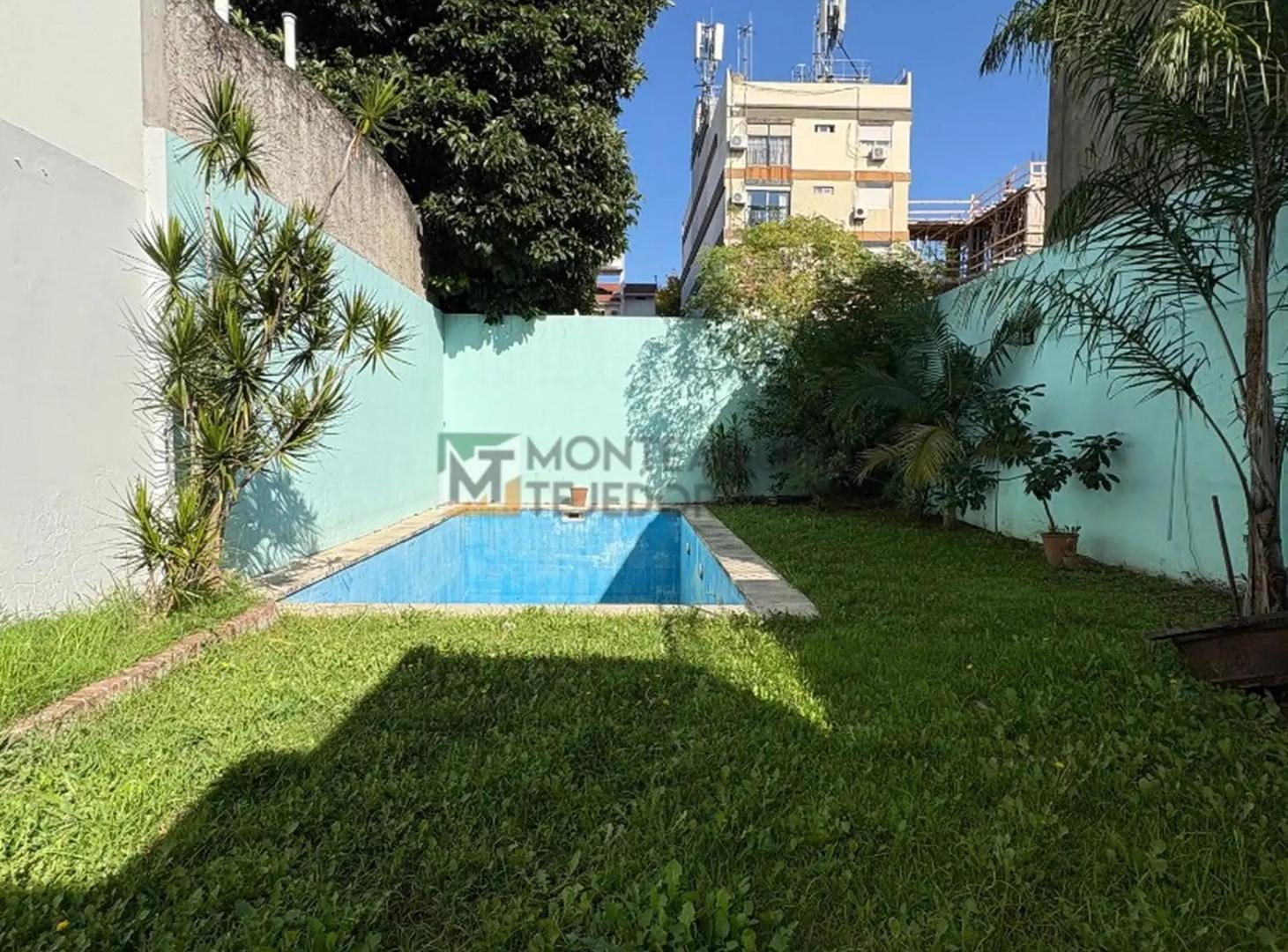 AMPLIA CASA DE 3 DORMITORIOS, GRAN LIVING COMEDOR, COCHERA Y PARQUE CON PISCINA