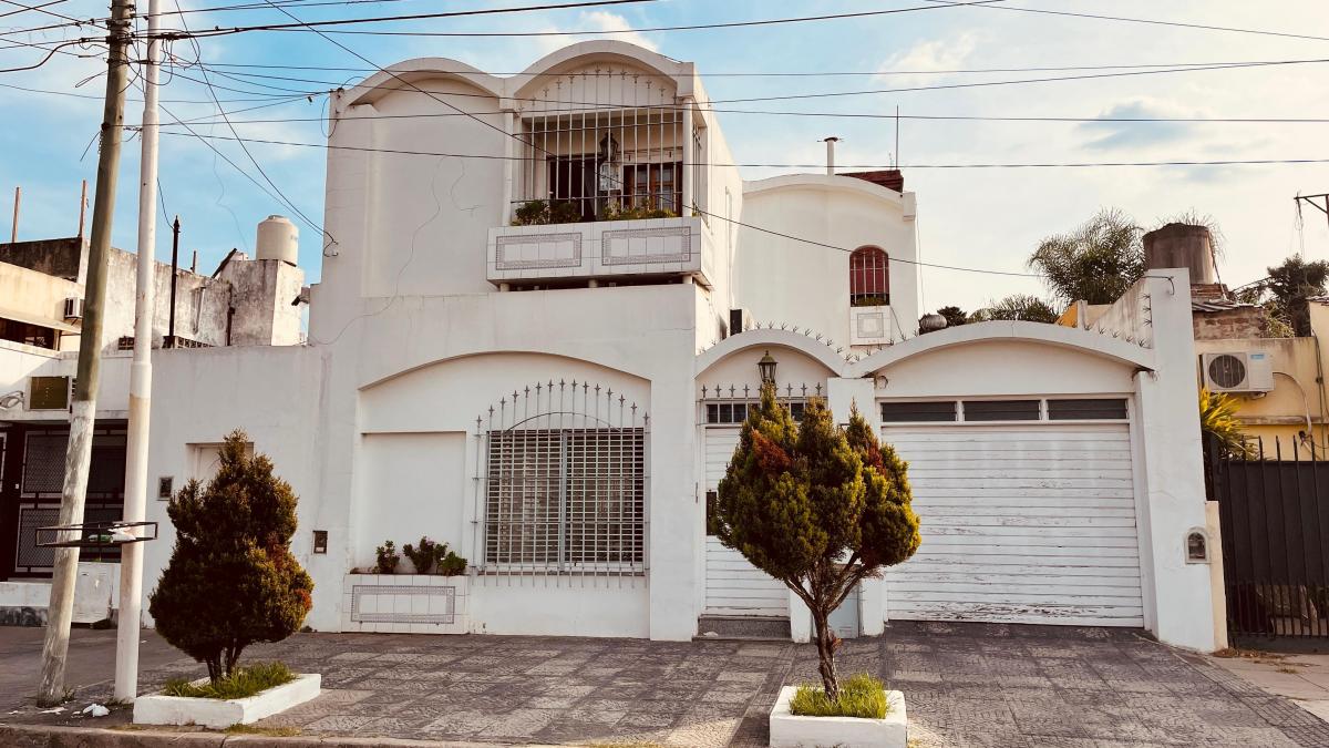 Casa 6 ambientes con garage, quincho y patio