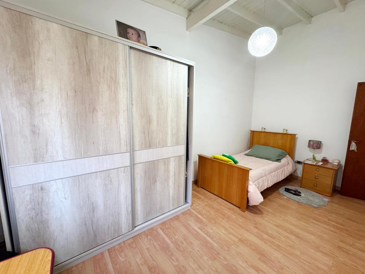 Casa sobre lote 10x40,    4/5 Dormitorios, 3 baños