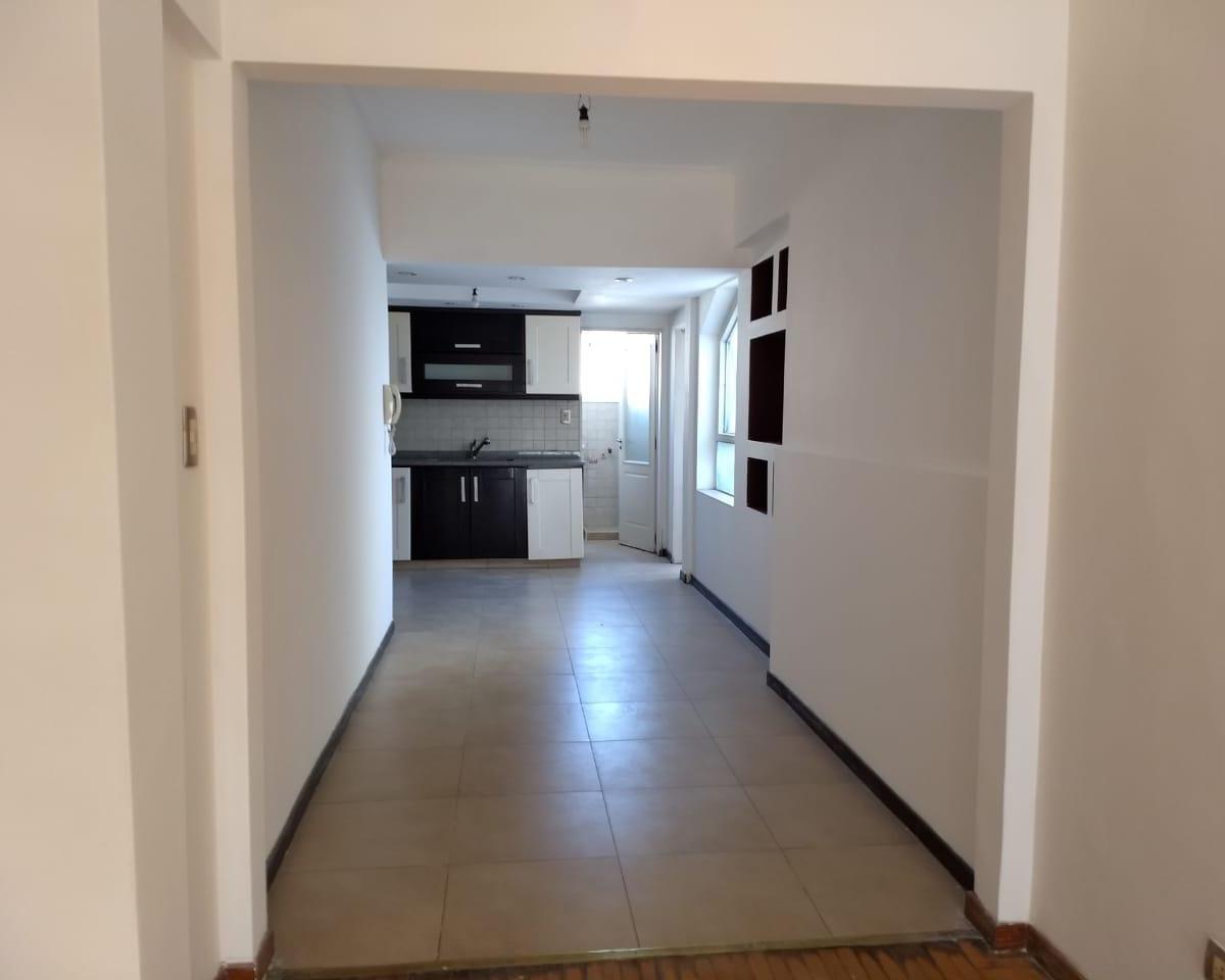Caseros Centro, Departamento 4 ambientes con balcón y patio