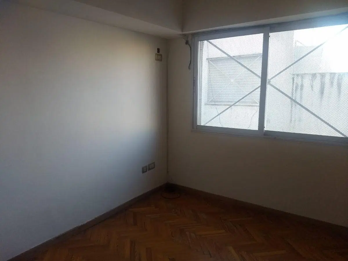 Caseros Centro, Departamento 4 ambientes con balcón y patio 5