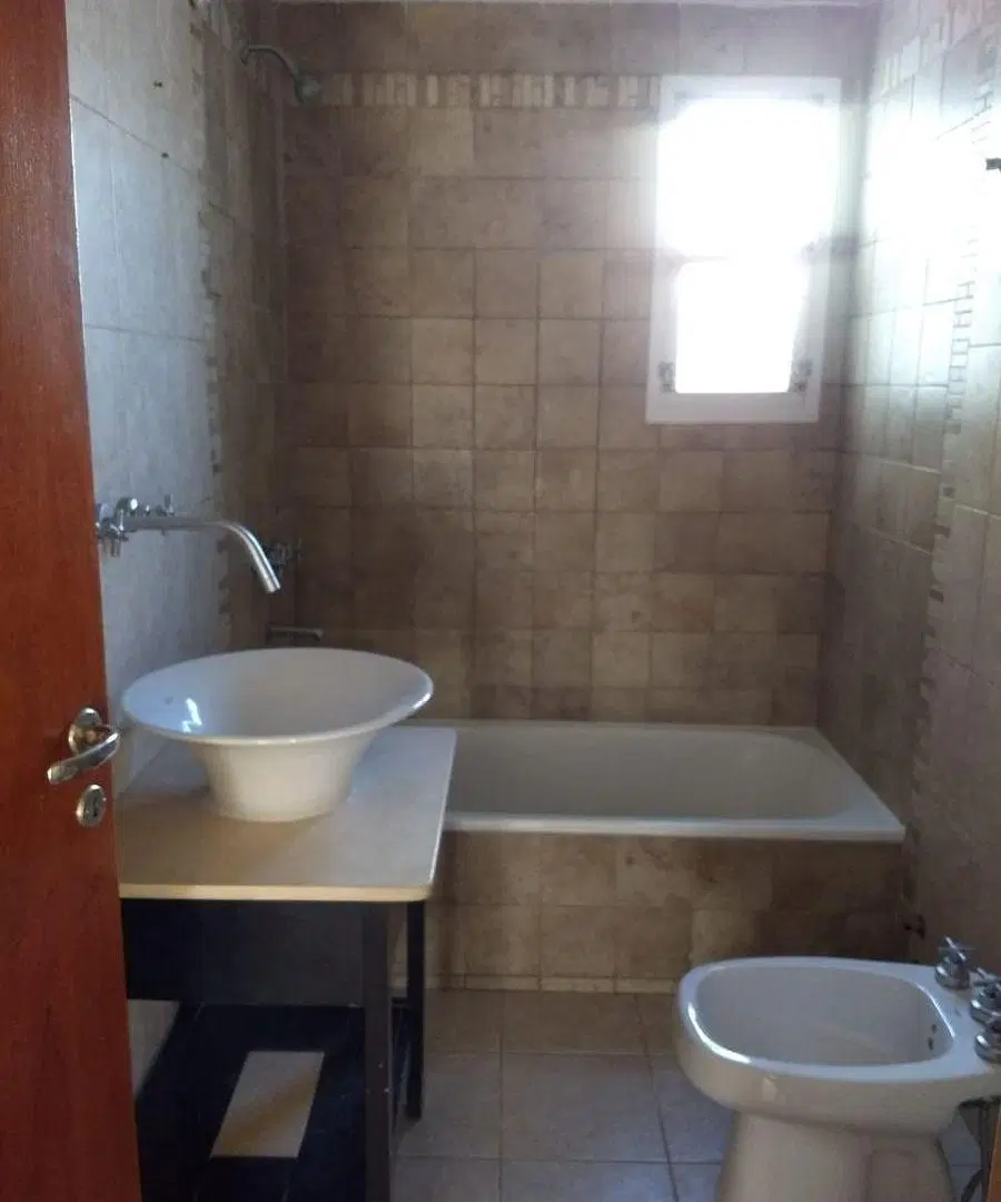 Caseros Centro, Departamento 4 ambientes con balcón y patio 4