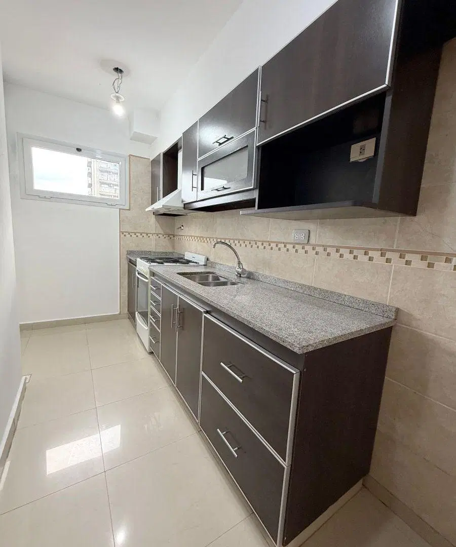 Caseros a metros de estacion, 2 amb con Cocina separada, Balcon 1