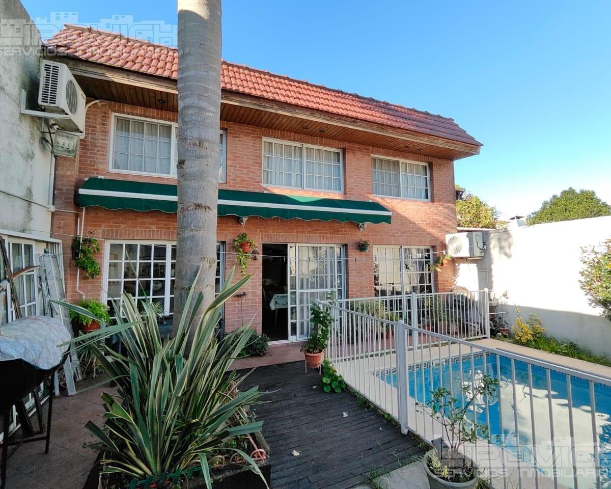 Casa en Venta. 5 Ambientes en 2 Plantas Depto en Pb. Excelente Estado. Quincho C/parrilla. Patio C 5
