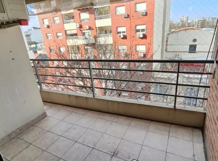 Departamento en alquiler. 3 ambientes al frente con balcón. Pujol al 1000. Caballito 3