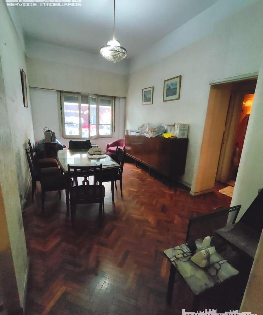 Venta 3 ambientes con escritorio. PB con patio. Av. Juan B Justo 2700.
