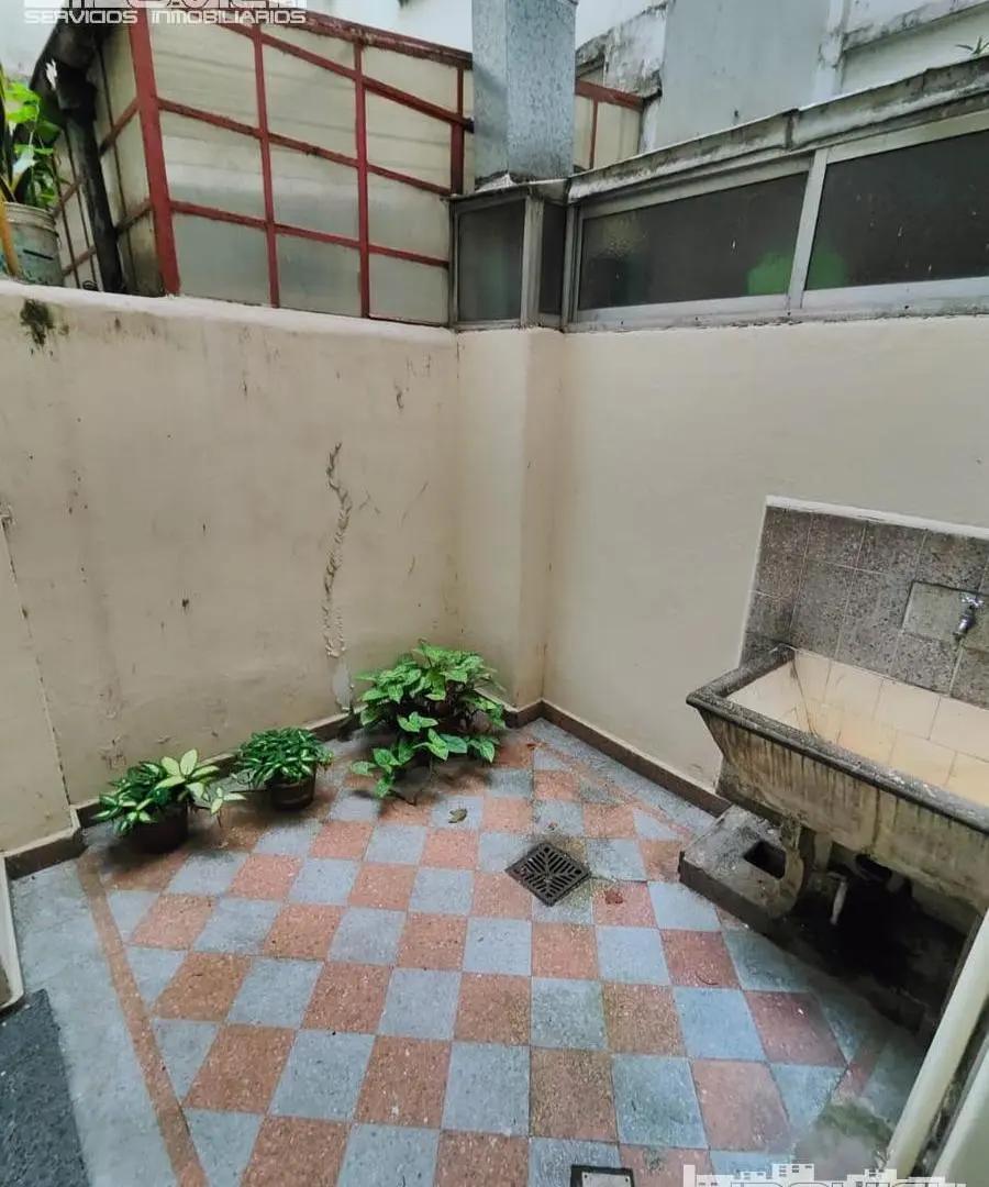 Venta 3 ambientes con escritorio. PB con patio. Av. Juan B Justo 2700. 4