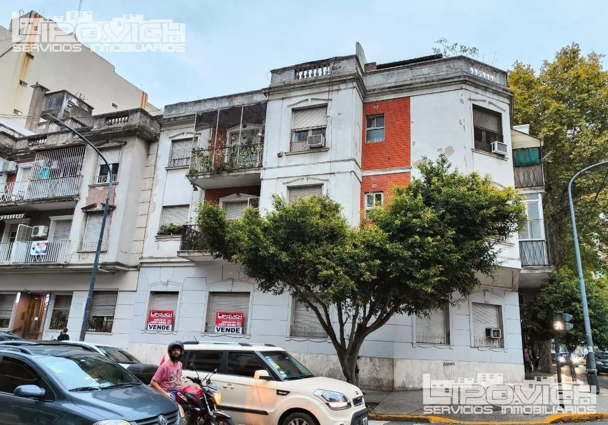 Venta 3 ambientes con escritorio. PB con patio. Av. Juan B Justo 2700. 2