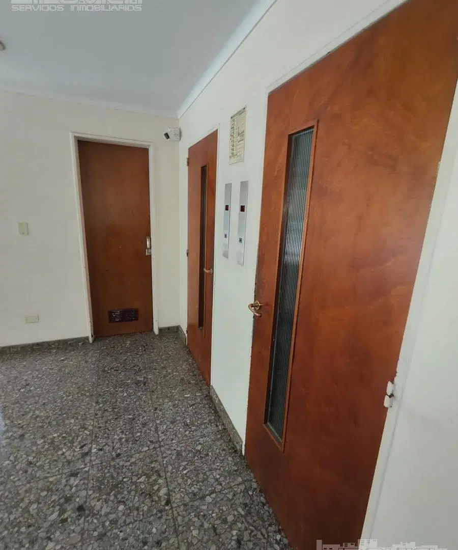 Venta de 4 ambientes c/dep. Escritorio. balcón y 2 patios. Cochera. Ferrari al 200. V. Crespo 2