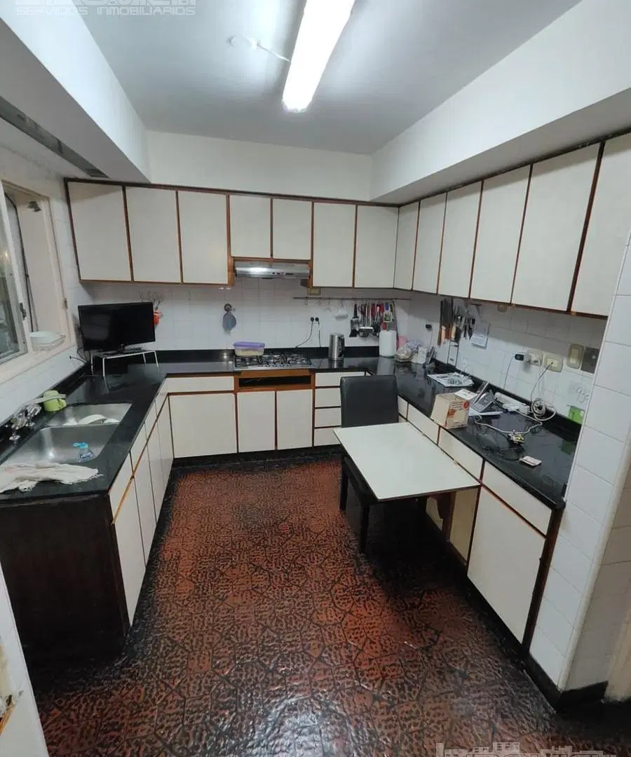 Venta de 4 ambientes c/dep. Escritorio. balcón y 2 patios. Cochera. Ferrari al 200. V. Crespo 4