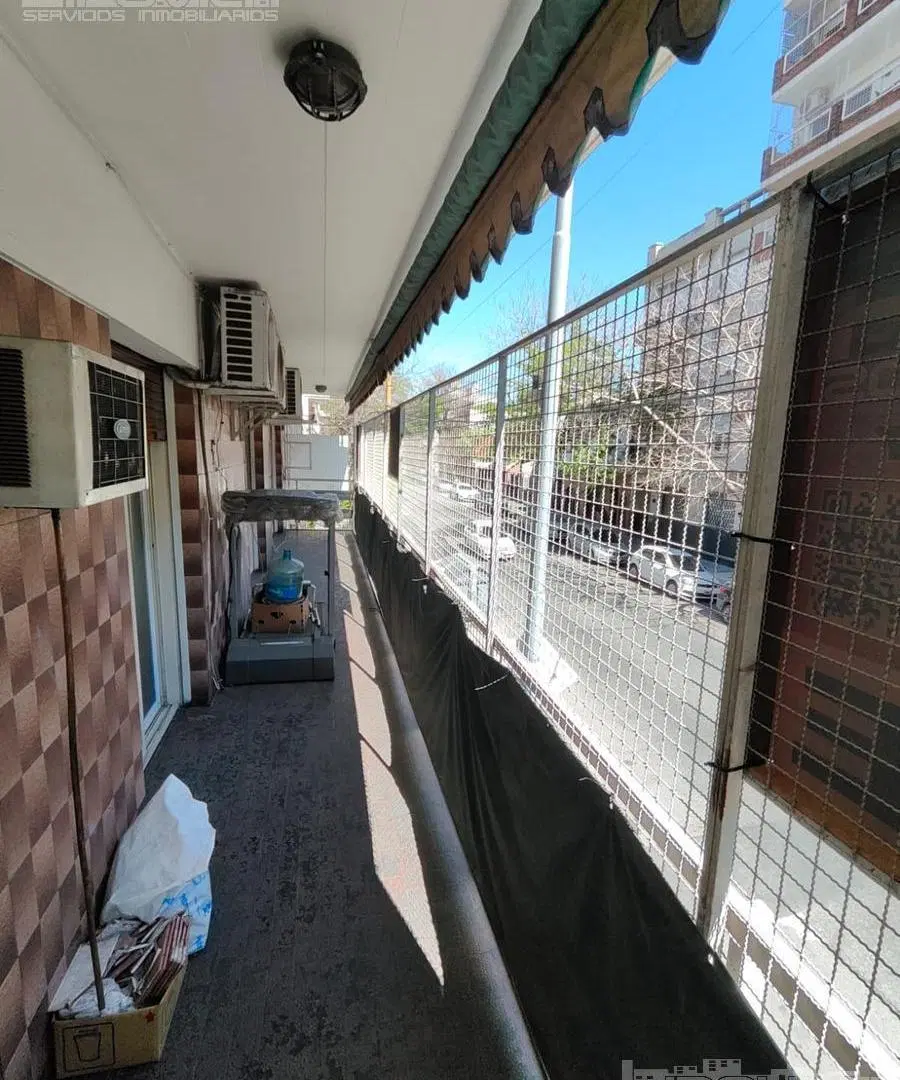 Venta de 4 ambientes c/dep. Escritorio. balcón y 2 patios. Cochera. Ferrari al 200. V. Crespo 1