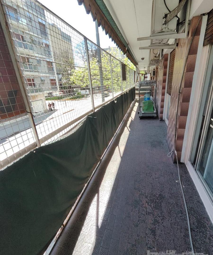Venta de 4 ambientes c/dep. Escritorio. balcón y 2 patios. Cochera. Ferrari al 200. V. Crespo