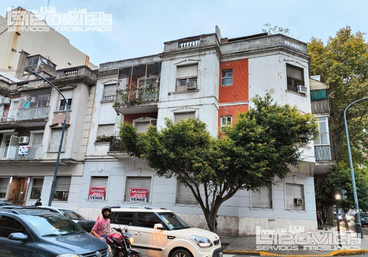Venta 3 ambientes con escritorio. PB con patio. Av. Juan B Justo 2700. Villa Crespo