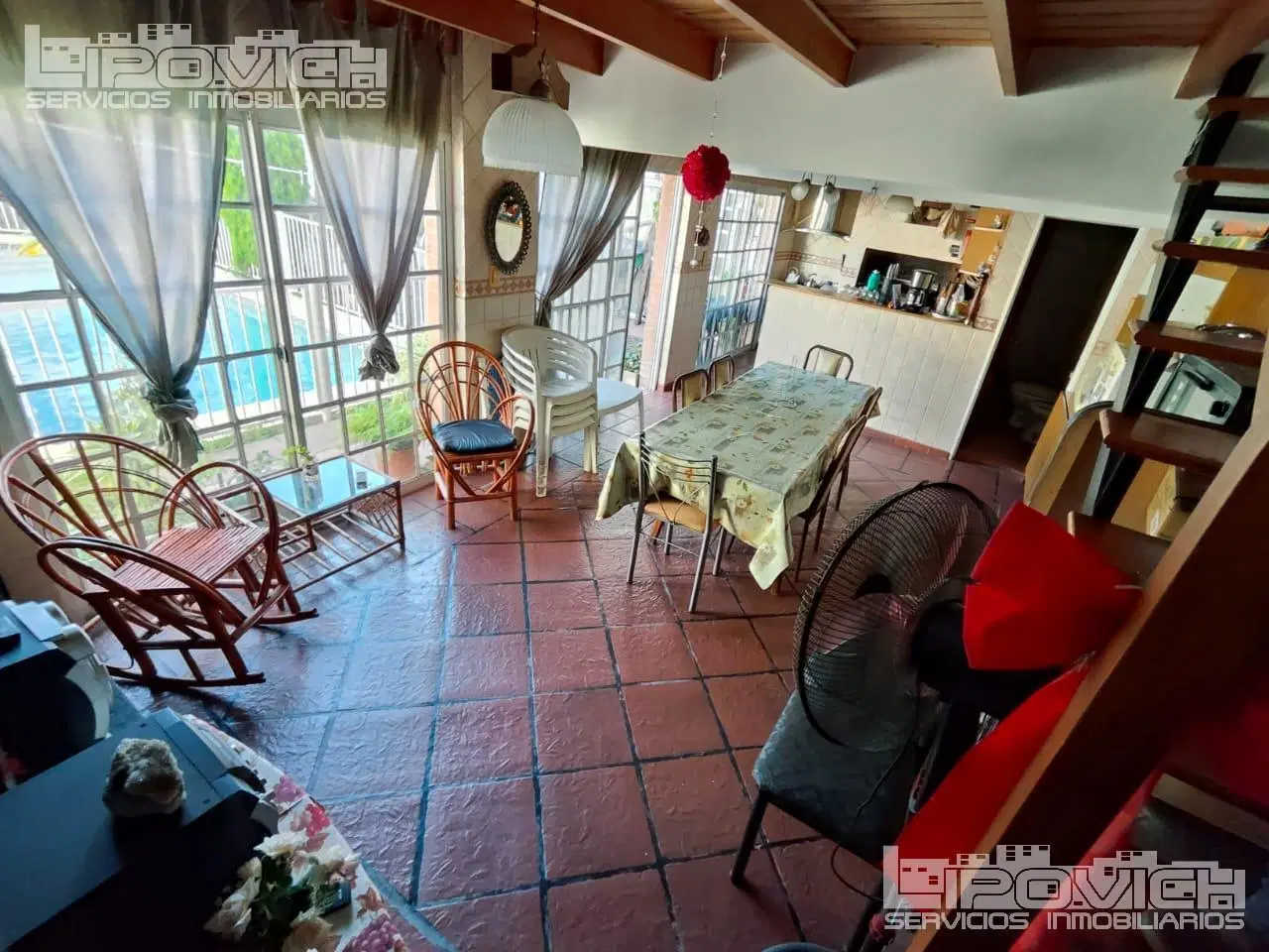 Casa en venta. 5 ambientes 2 plantas. Quincho c/parrilla. Patio con piscina. Allende al 3200. Devoto 8