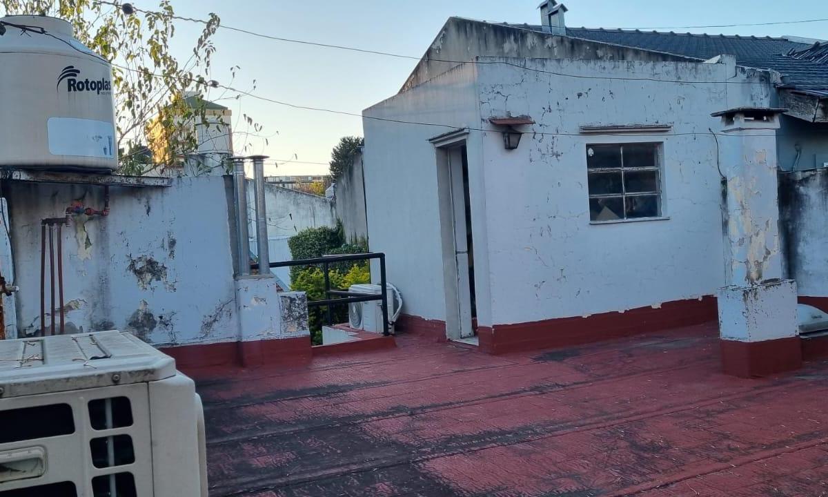 Versalles. Barragan 600. Casa Lote Propio 3 Amb. Amplio Jardin y Quincho 2