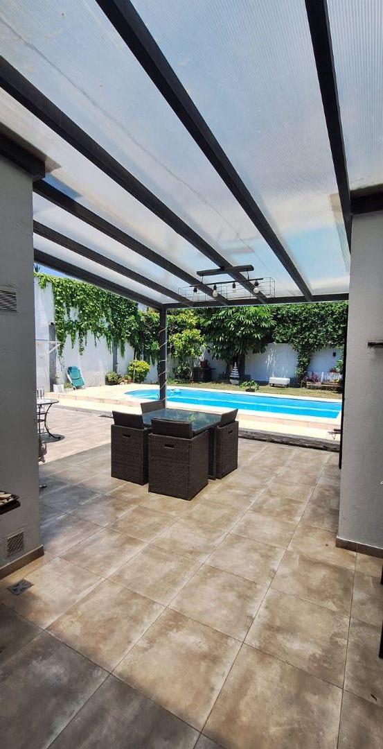 VERSALLES. IRIGOYEN 1200. MARAVILLOSA CASA MULTIFAMILIAR 8 AMB.LOTE 10 X 32 PISCINA