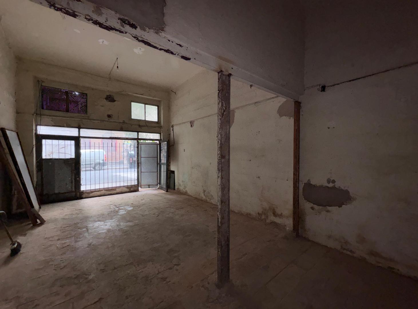 Foto de local a refaccionar con mucho potencial, patio y dos plantas, imagen 3