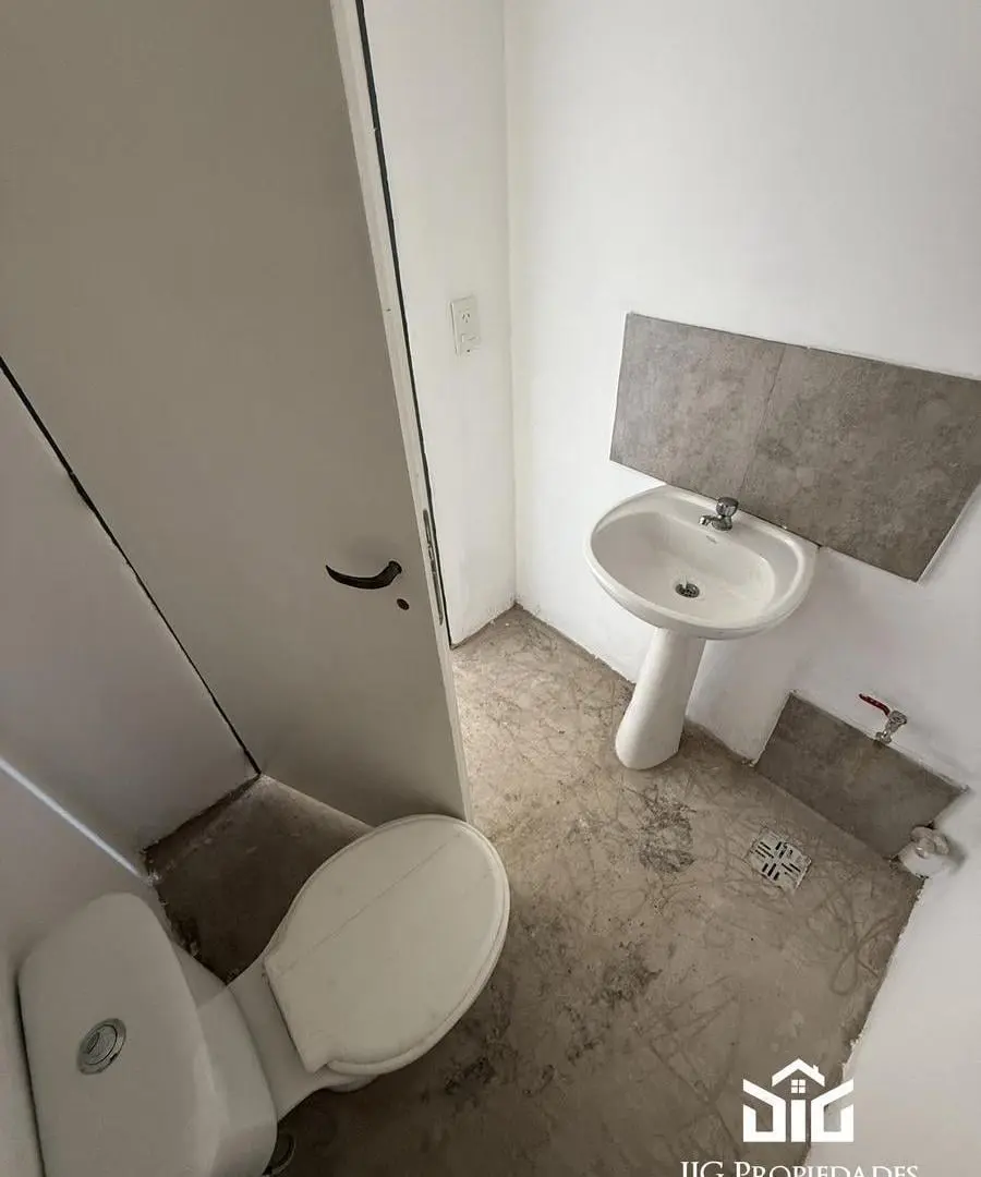 LOCAL | 54 M2 | VIDRIERA | ALTO TRÁNSITO | COMERCIAL | PILAR 5