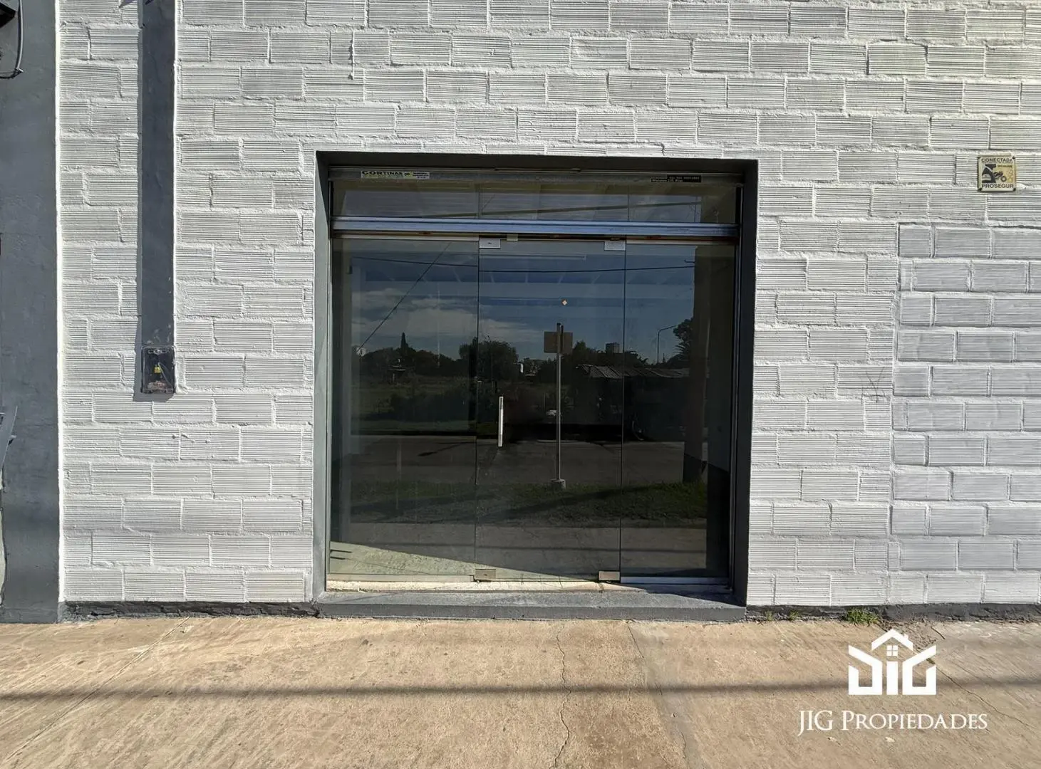 LOCAL | 54 M2 | VIDRIERA | ALTO TRÁNSITO | COMERCIAL | PILAR 2