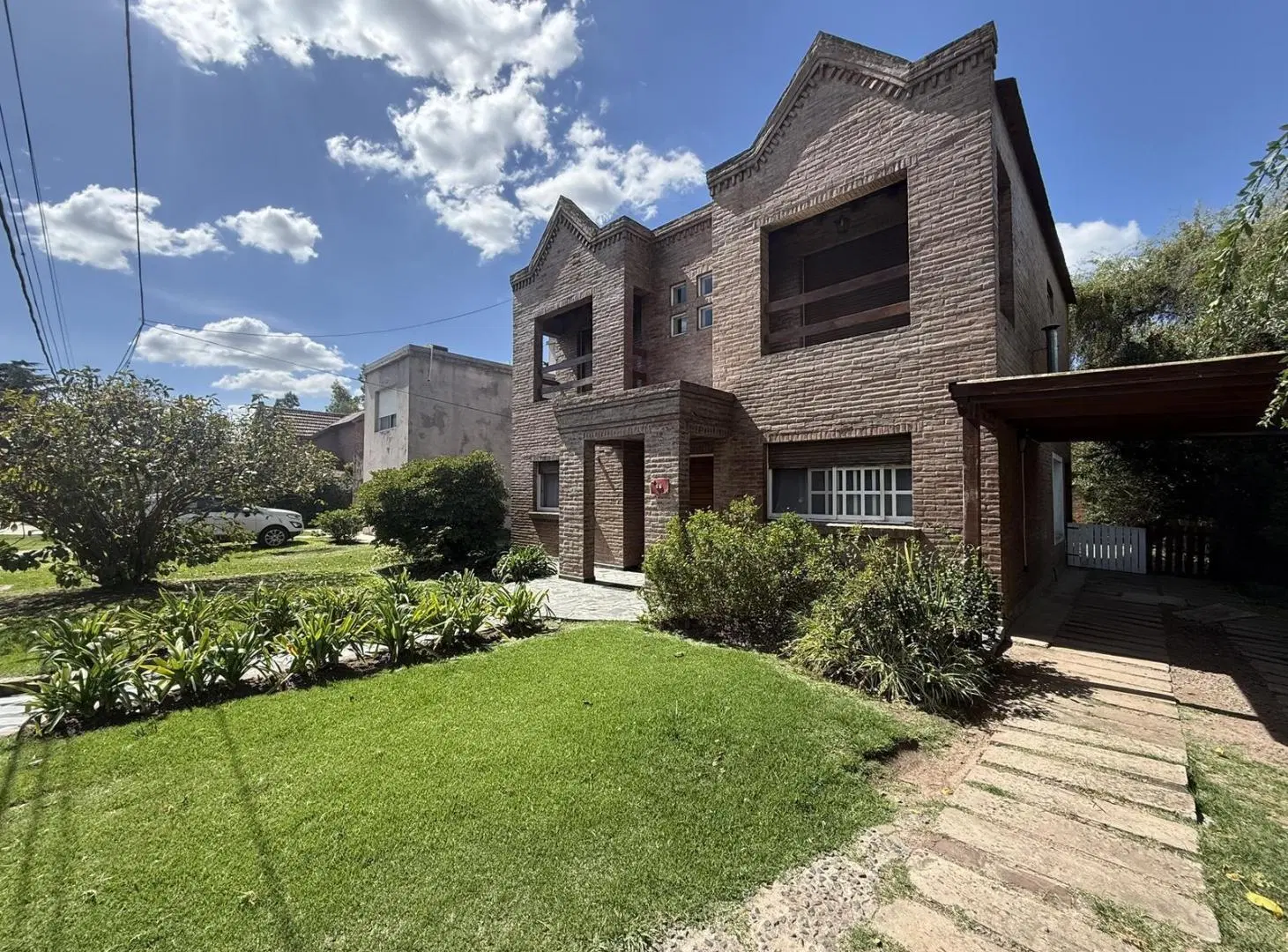 CASA | 5 AMBIENTES | 4 DORMITORIOS | JARDÍN | COCHERA DOBLE | LA CASCADA 1