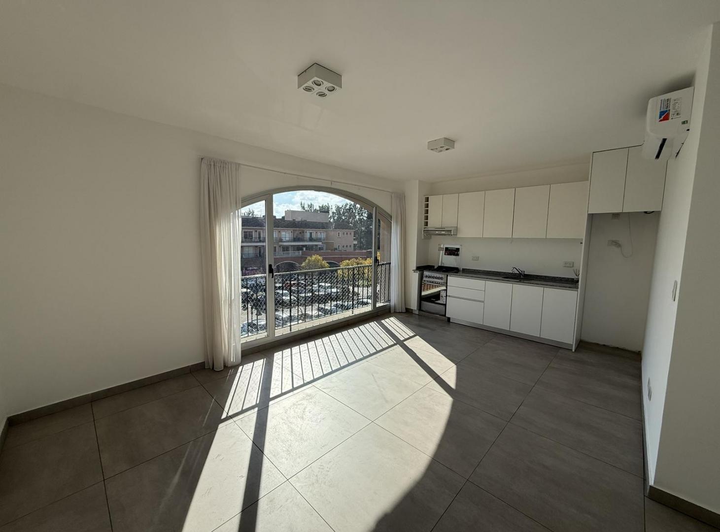 Foto de DEPTO | 2 AMBIENTES | SUITE | COCHERA CUBIERTA | APTO PROFESIONAL |, imagen 4