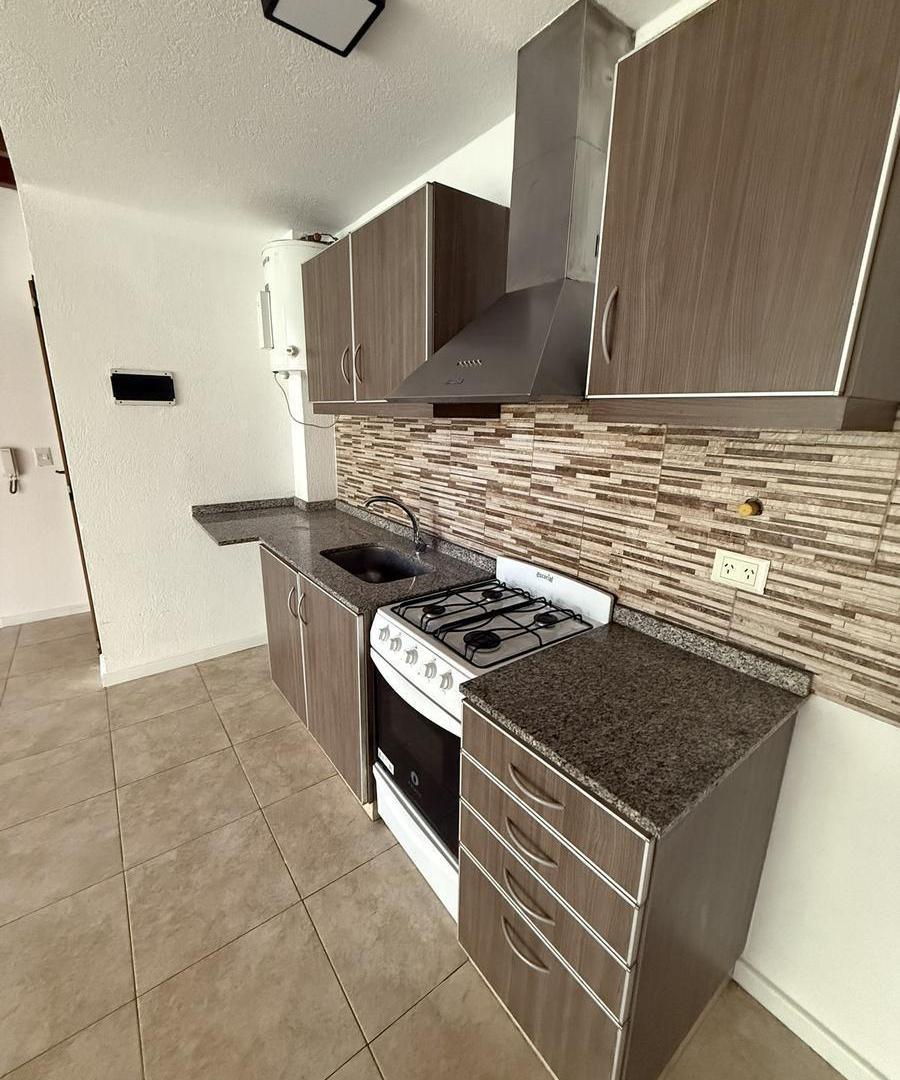 Foto de DÚPLEX | 2 AMBIENTES | BALCÓN TERRAZA | EN PRIMER PISO | COCHERA |, imagen 2