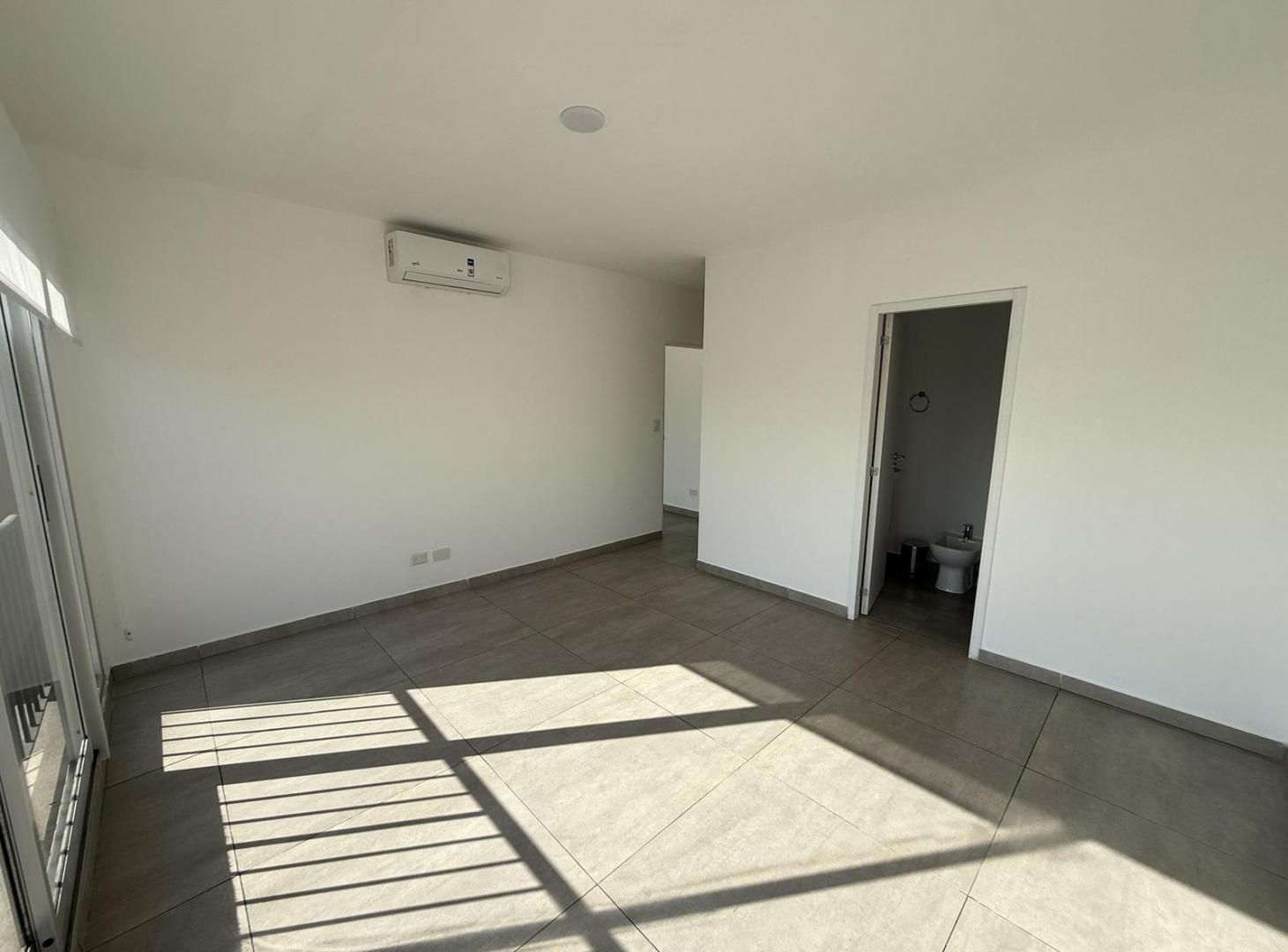 Foto de DEPTO | 2 AMBIENTES | SUITE | COCHERA CUBIERTA | APTO PROFESIONAL |, imagen 2