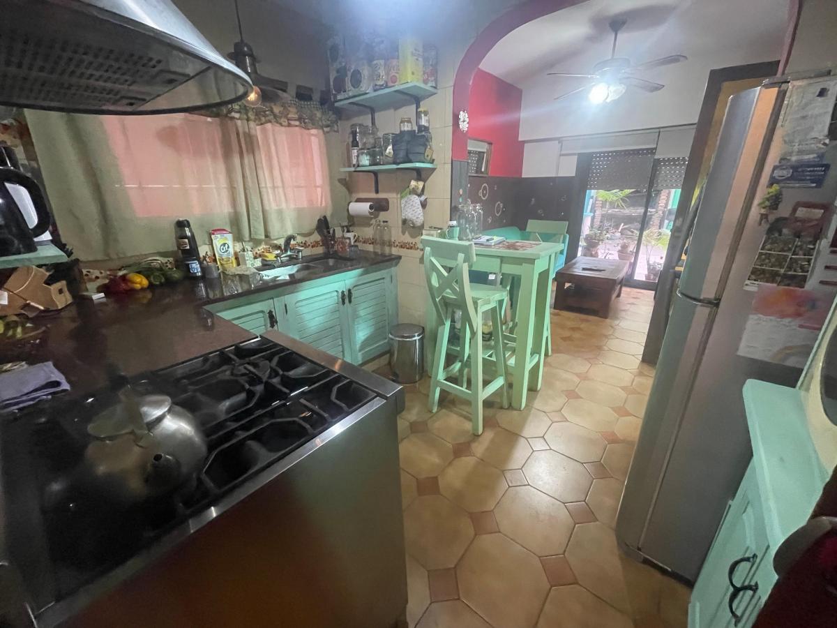 Foto de Casa multifamiliar con local sobre Avenida a la Venta, imagen 3