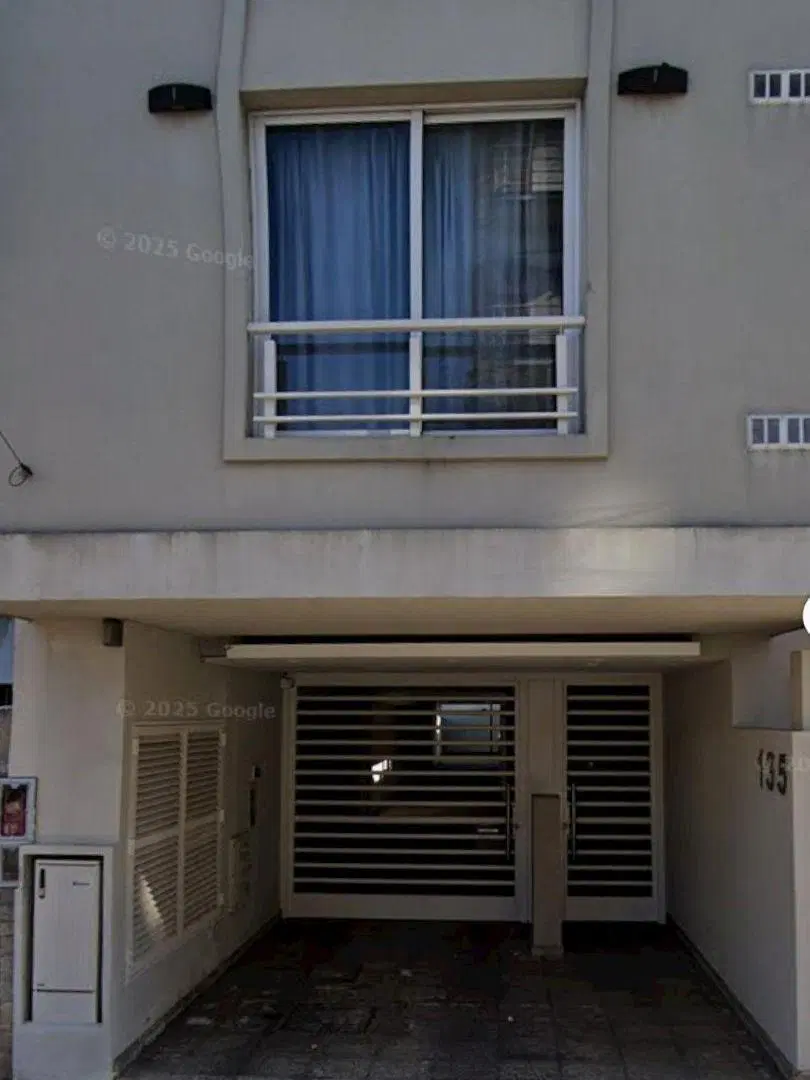 Monoambiente con patio y cochera 3