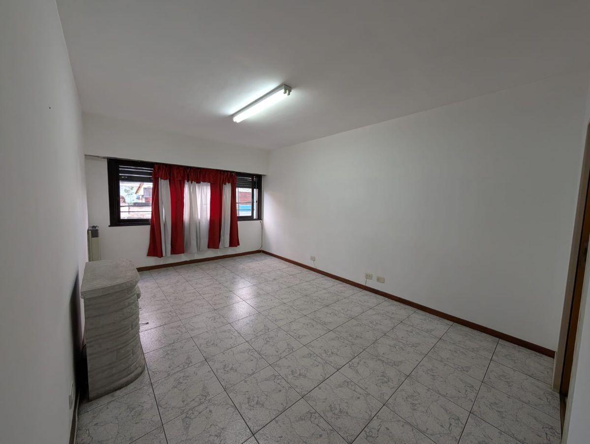 Foto de Departamento de 2 Ambientes con Balcón y Cochera, Zona de Ramos Mejía, imagen 2