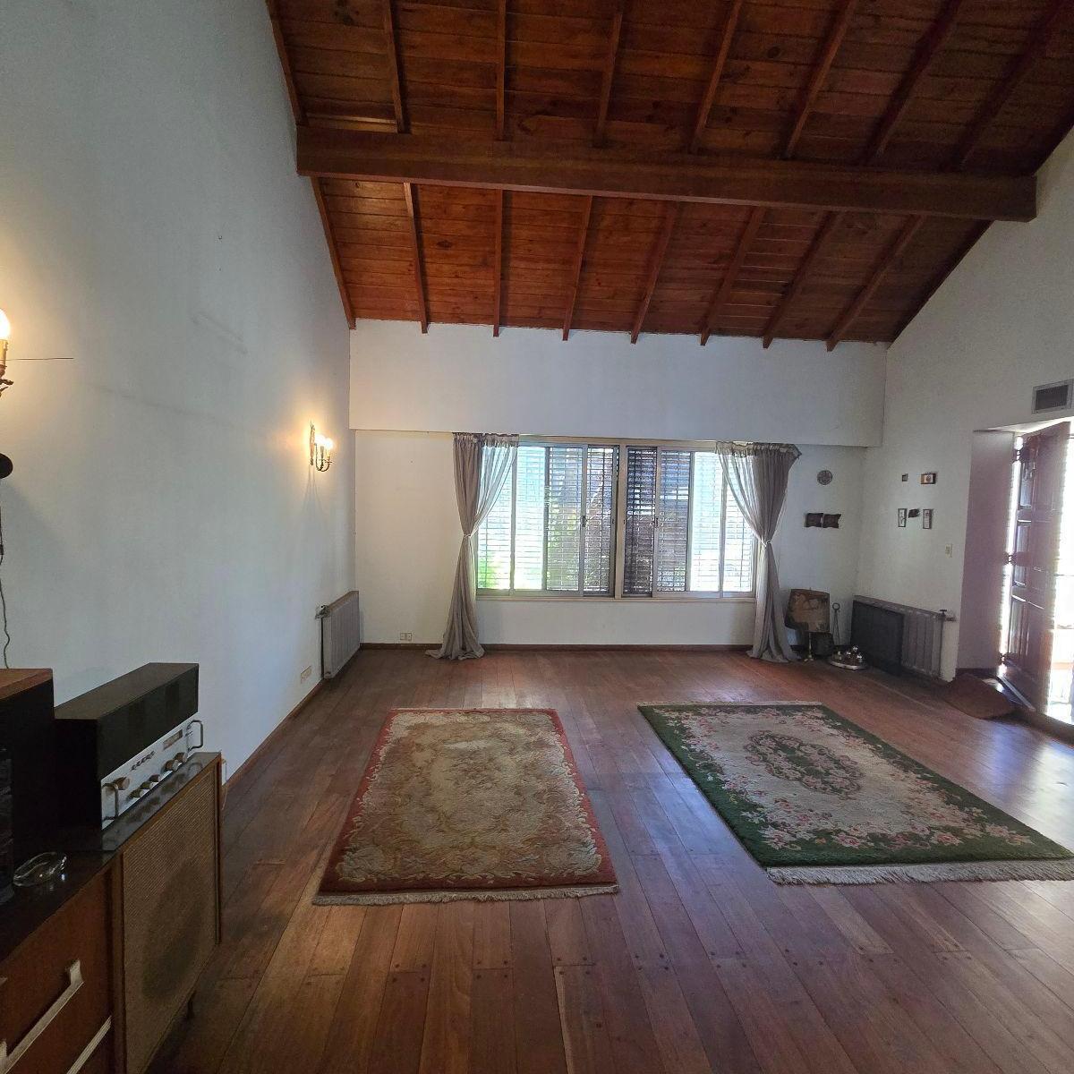 Muy buen chalet en 3 plantas. 4 ambientes, hermosa jardin con piscina.
