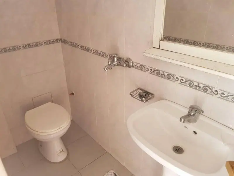 Local con cocina, baño, placard 1