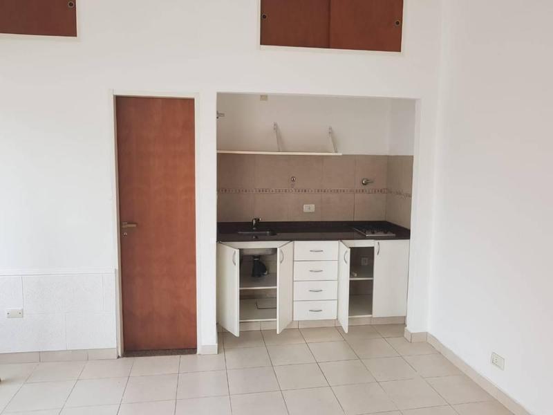 Foto de Local con cocina, baño, placard, imagen 4